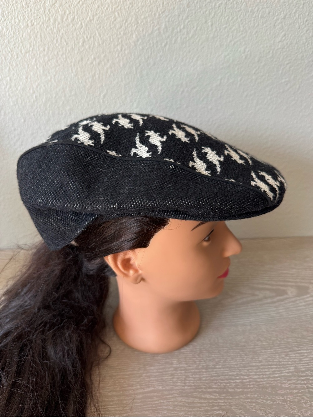 Kangol Beret Women LARGE.  Roos tooth 504 cap black/white